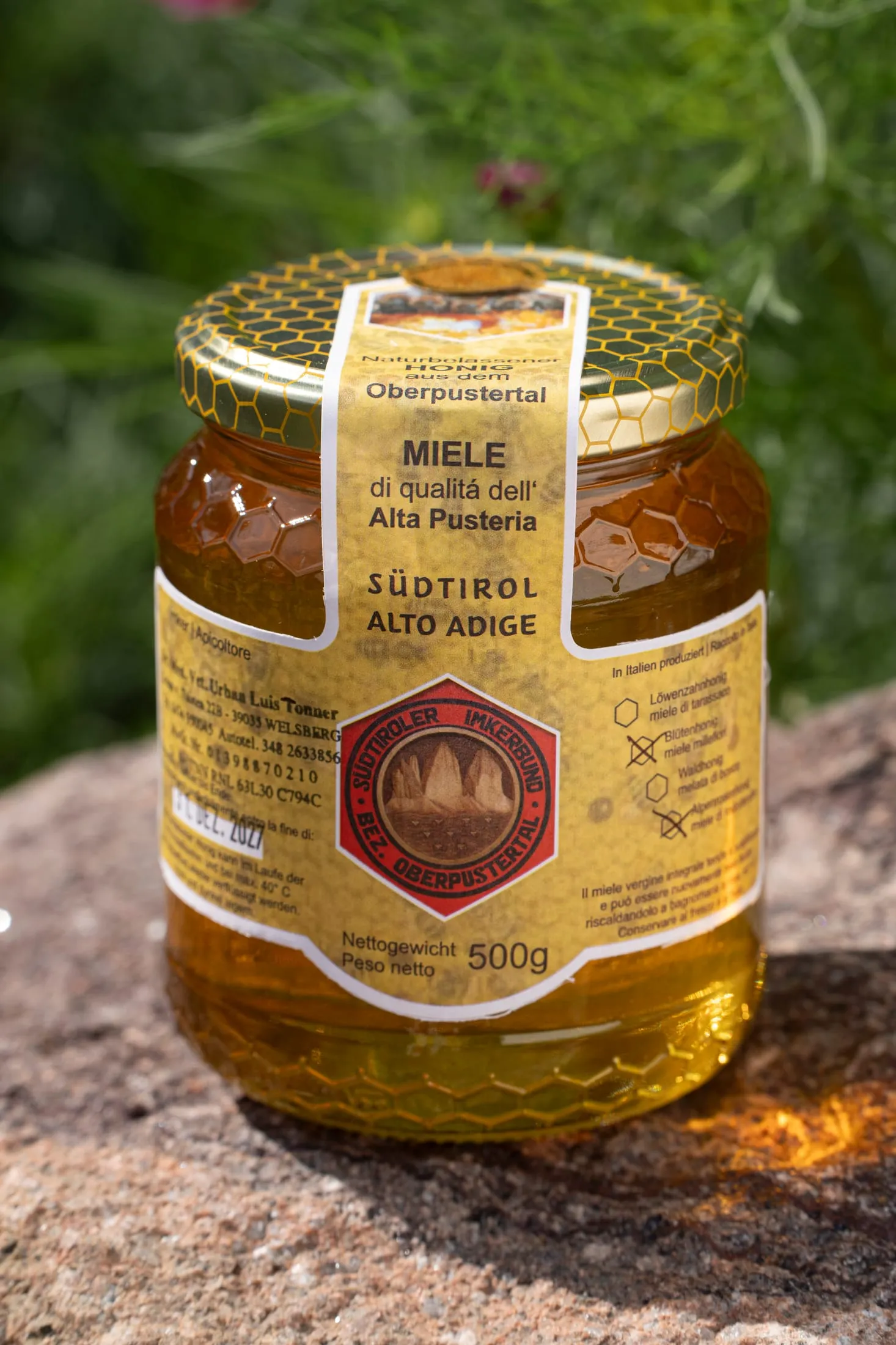 Glas naturbelassener, flüssiger Blütenhonig aus dem Oberpustertal