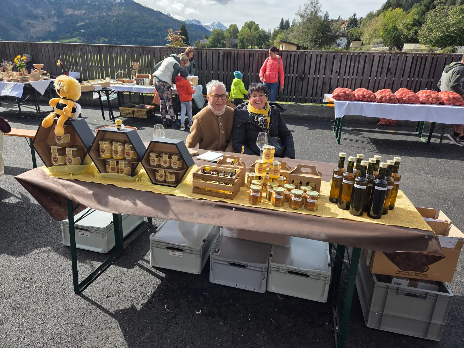 Irmgard Kollmann und Urban Tonner am Bienenstand in Taisten