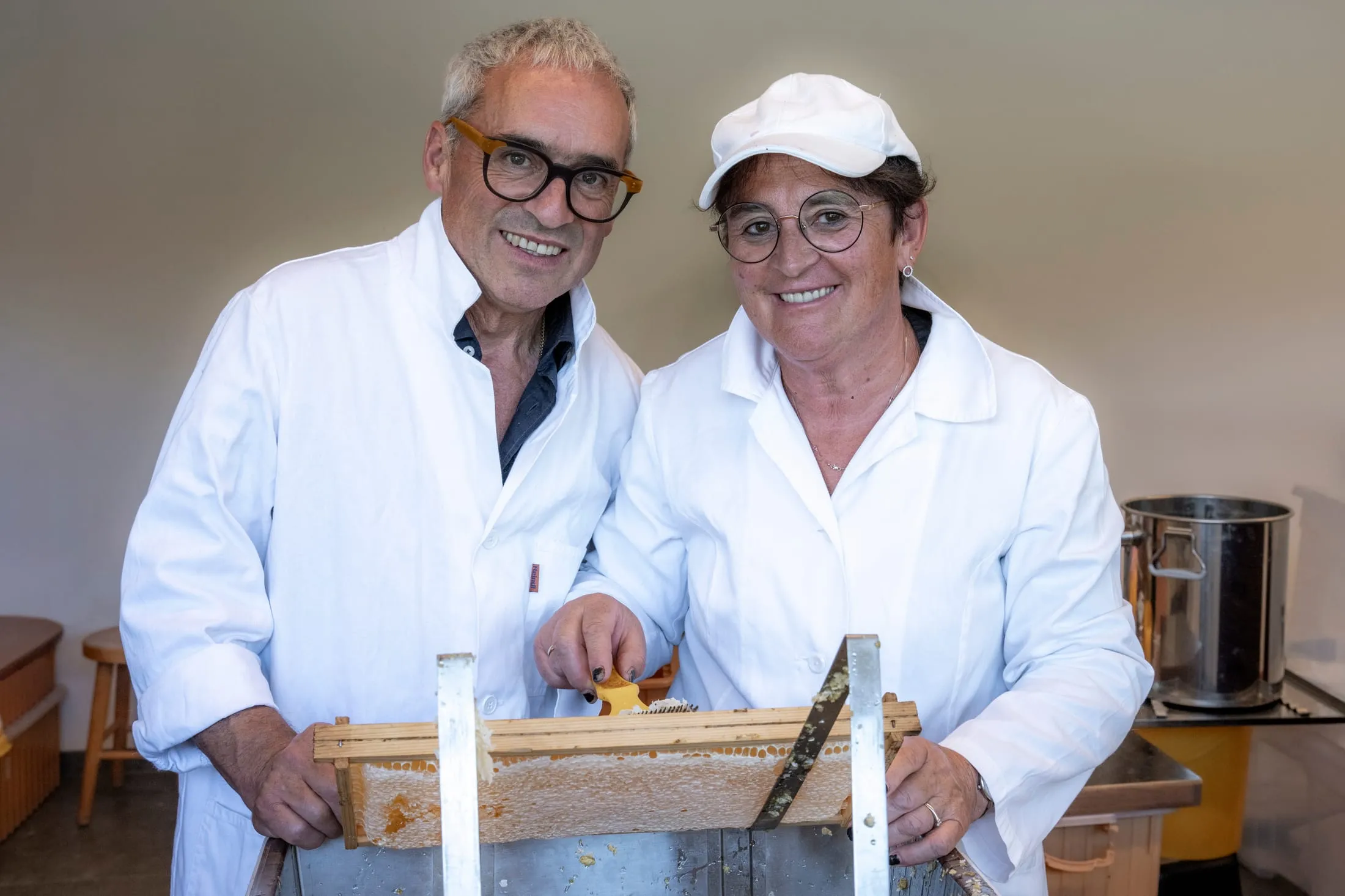 Urban Tonner und Irmgard Kollmann gemeinsam bei der Honigernte in ihrer Imkerei